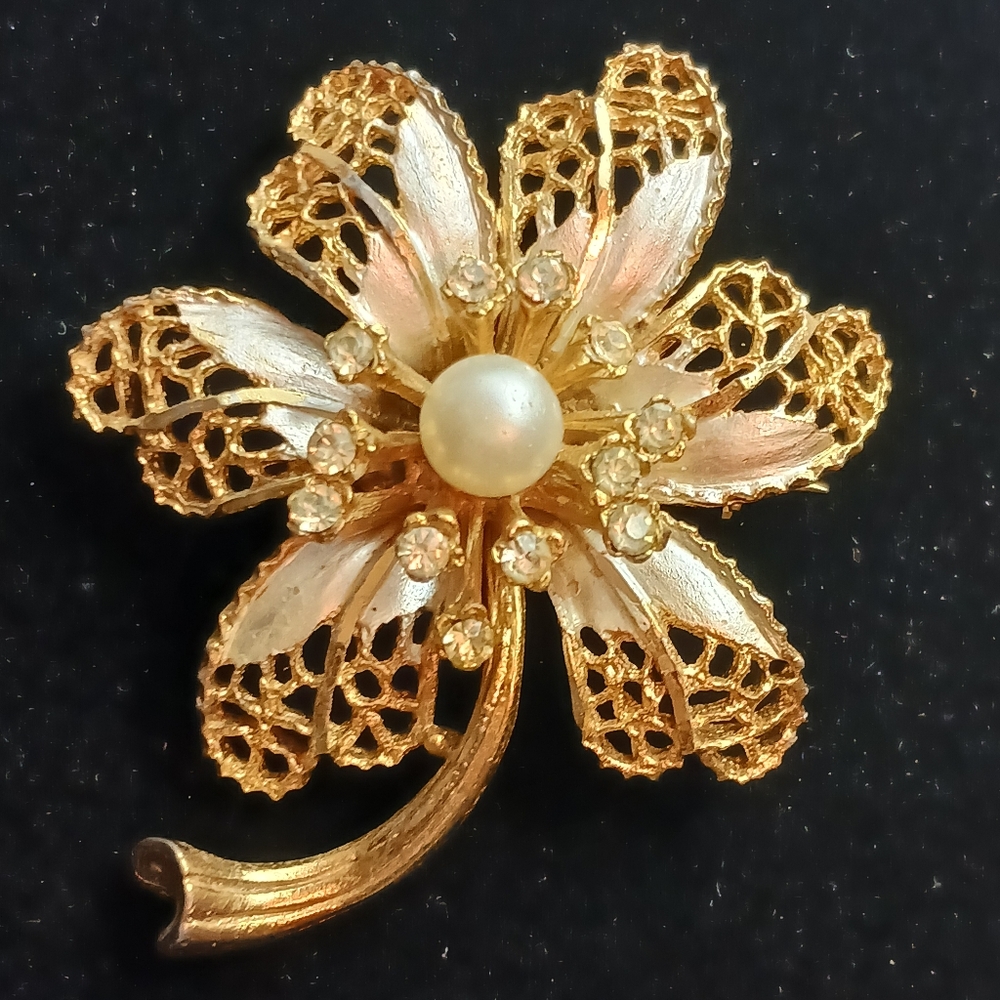 Vintage BSK Flower Brooch Textured Gold Tone Faux Pearl Rhinestone Signed - Picture 2 of 7